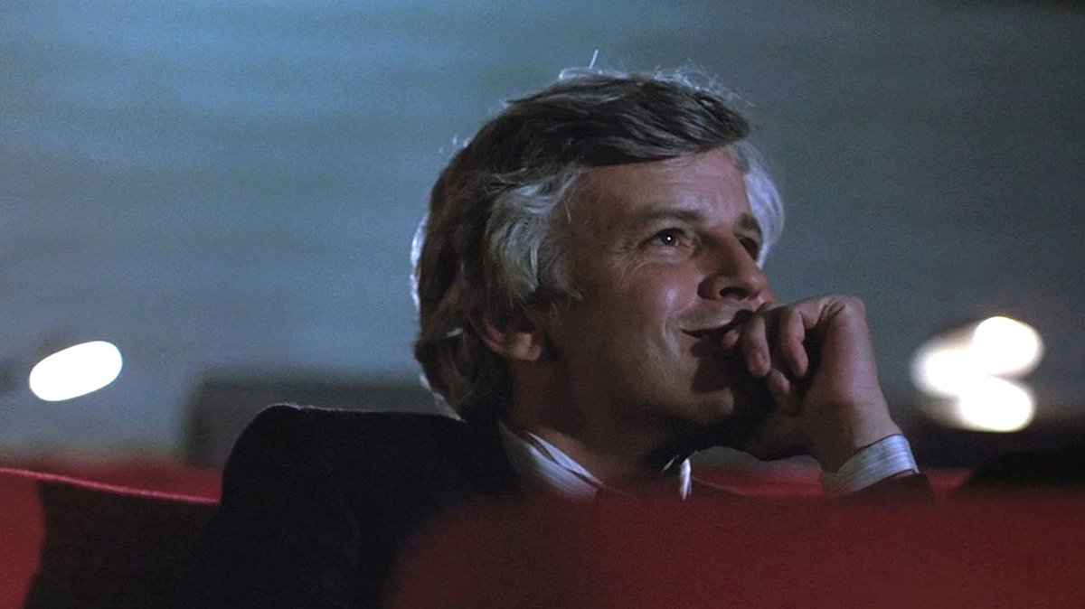 Inspi 正解はジュゼッペ トルナトーレ監督作 ニュー シネマ パラダイス 19 でした シチリア島を舞台に 少年と映写技師の老人が映画を通じて互いに心を通わせていく姿を描く 故郷に縛られることへの恐怖はトルナトーレ監督の実体験か 人生は