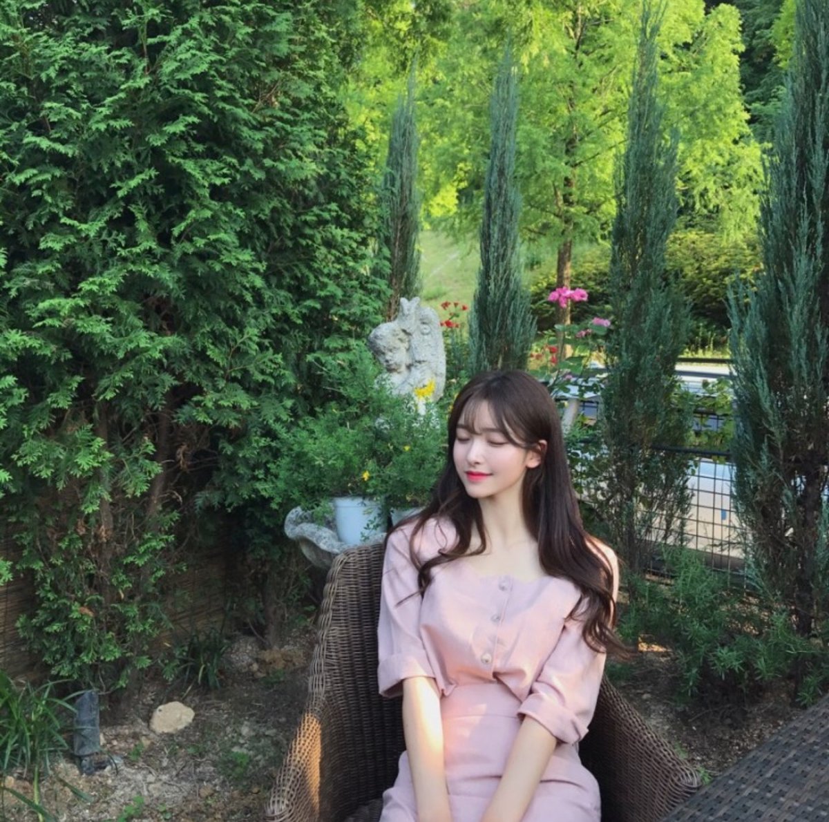 ᅠ𑁍 ‹ 𝐒𝐮𝐧𝐧𝐢𝐞'𝐬 𝐝𝐚𝐢𝐥𝐲 › . . . 
ᅠᅠ           
ㅤㅤㅤㅤㅤㅤ⸾ 𝒏𝒚𝒎𝒑𝒉𝒆 𝒑𝒐𝒆𝒔𝒊𝒆 ⸾
──; He reducido el mundo a mi jardín y ahora veo la intensidad de todo lo que existe.
ㅤㅤㅤㅤ    ────  ꕥ  ────