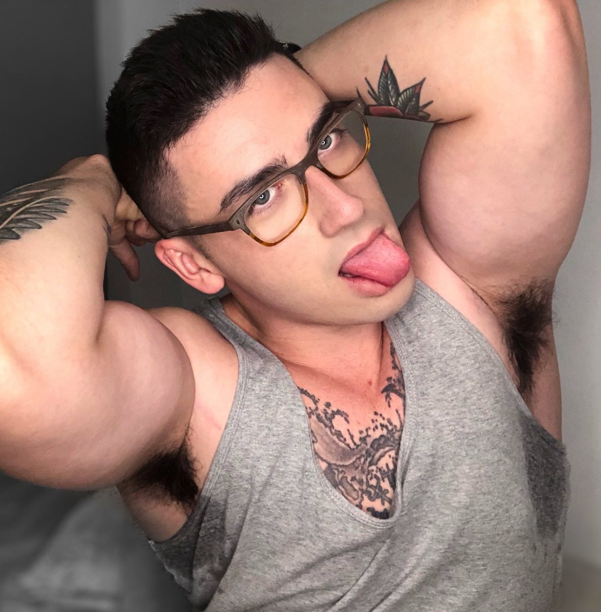 alvarofizzxxx's tweet photo. Pregunta sería.✌🏻Como me ven mejor: Afeitado/bigote/poca barba+bigote/barba completa 🤔 https://t.co/uKo9voS3rH
