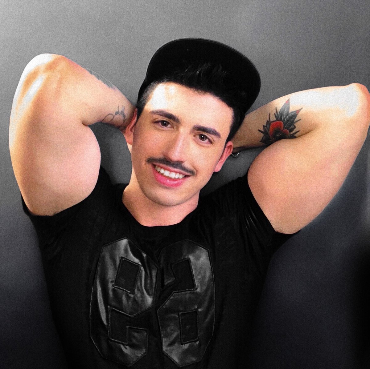 alvarofizzxxx's tweet photo. Pregunta sería.✌🏻Como me ven mejor: Afeitado/bigote/poca barba+bigote/barba completa 🤔 https://t.co/uKo9voS3rH
