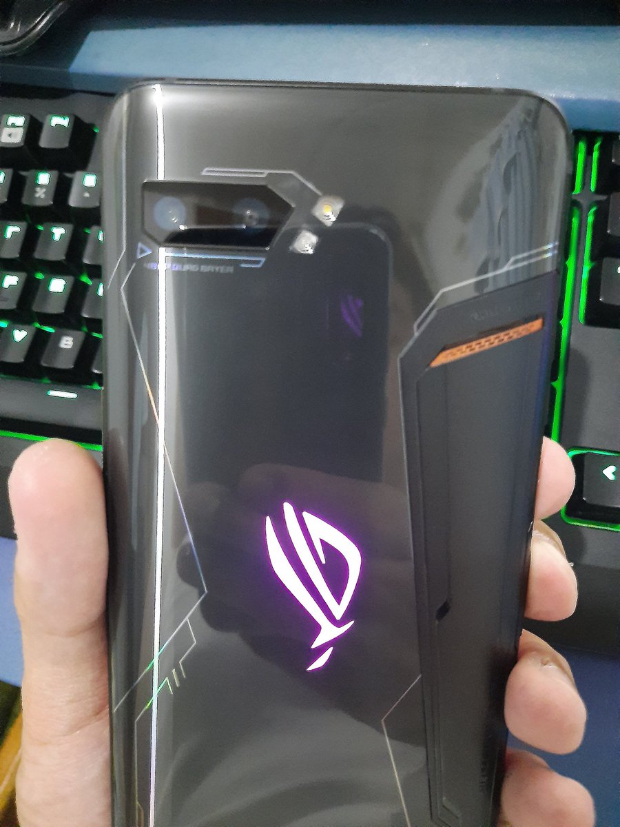 reji_sama's tweet photo. So happy to have the #ASUSROGPhone2 , the 2nd best #gamingphone in the world (1st is the newly released #ROGPhone3 lol)!!! 😁🎉🎉🎉 Can't wait to start playing my fave mobile games at maximum graphics settings! 😆 #ASUS #ROGPhone2 https://t.co/ecxclBwTK6