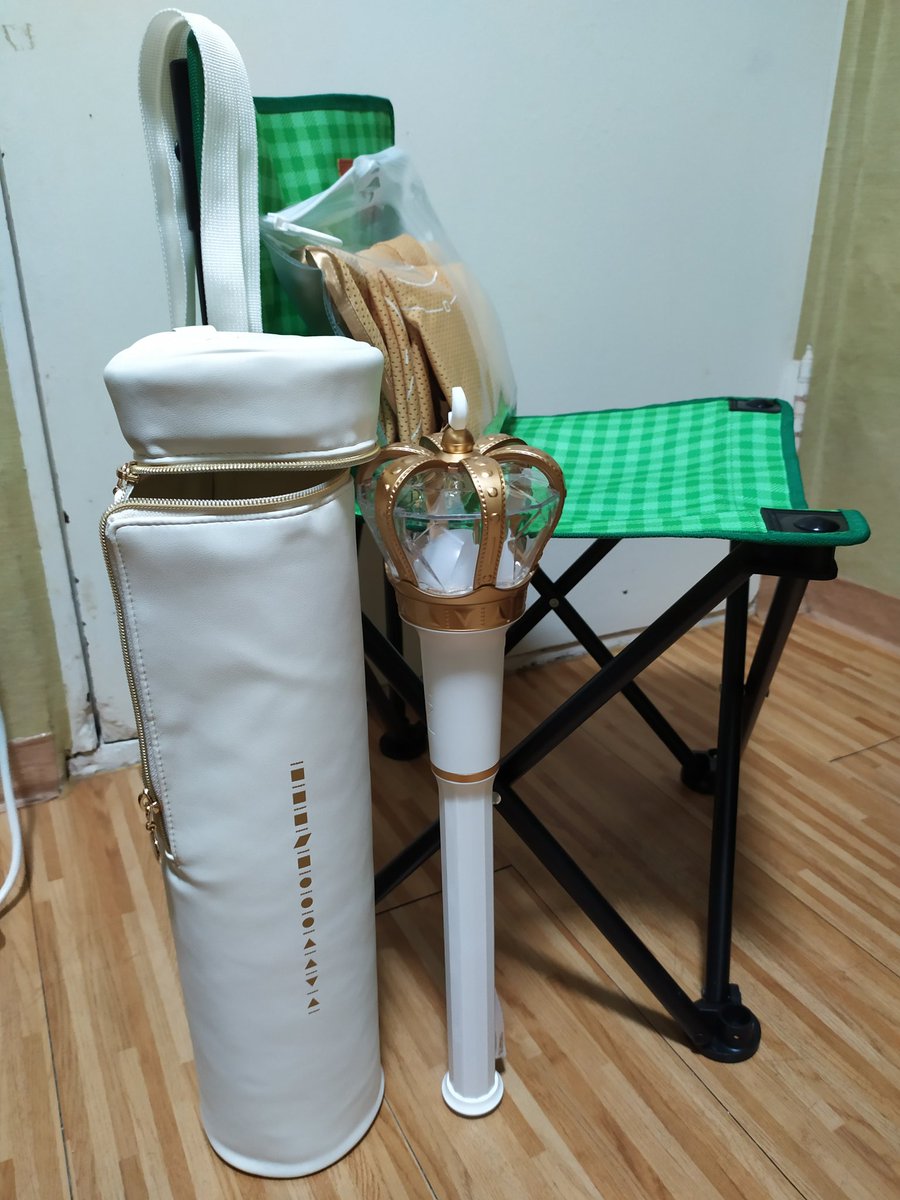 kikikisseu's tweet photo. If anyone wondered: 
The pouch and lightstick next to the chair https://t.co/nSBKFprx5i