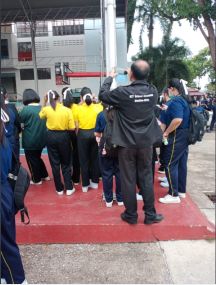 KhaosodOnline's tweet photo. นร.โรงเรียนสตรีแห่งหนึ่งในจ.จันทบุร��� จัดกิจกรรม #ผูกโบว์ขาวต้านเผด็จการ ขณะที่โรงเรียนอนุญาตให้ทำ แต่มีการบันทึกภาพเด็กทำกิจกรรม และมีบุคคลภายนอกเข้ามาสังเกตการณ์ จนเด็กหวาดกลัวจะไม่ปลอดภัย
#หยุดคุกคามประชาชน 
#สียา https://t.co/qIrTT1wLjJ