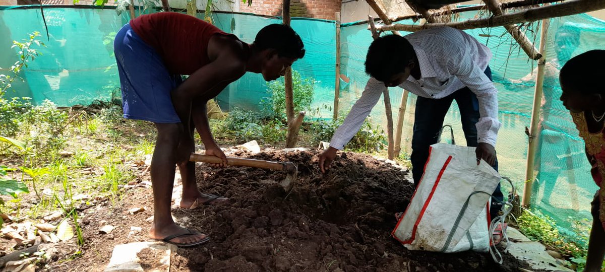 WHH_India's tweet photo. In Harikura and Parasbani village of Deoghar, our partner @Pravah_JH is constantly working with the local farmers to promote organic farming & vermi composting pits. Farmers are not only learning how to make & use it but are also selling kilos of it. #SoilHealth #verimcompost https://t.co/iM4lwshweL