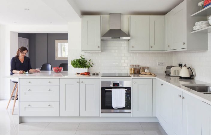 KitchenStoreGrp's tweet image. This calm, contemporary Shaker kitchen is the light and airy heart of the home! 

The traditional in-frame style cabinetry is juxtaposed with glossy white brick tiling to add a more modern touch. 

View more of our projects here: thekitchenstore.co.uk/our-work/our-k…