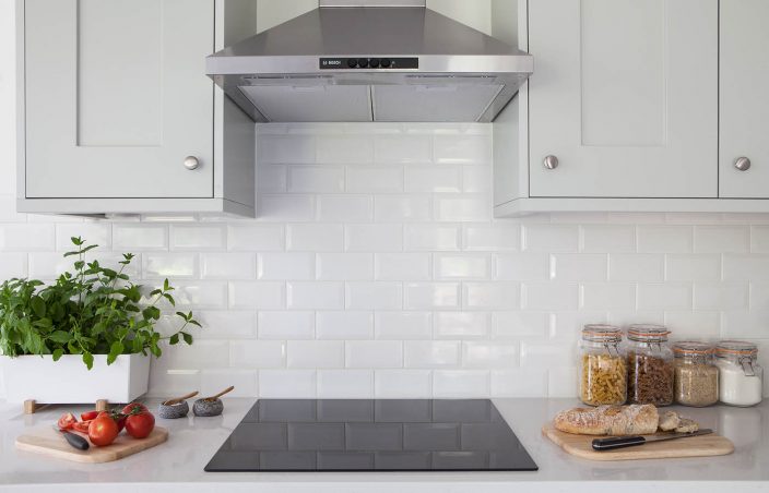 KitchenStoreGrp's tweet image. This calm, contemporary Shaker kitchen is the light and airy heart of the home! 

The traditional in-frame style cabinetry is juxtaposed with glossy white brick tiling to add a more modern touch. 

View more of our projects here: thekitchenstore.co.uk/our-work/our-k…