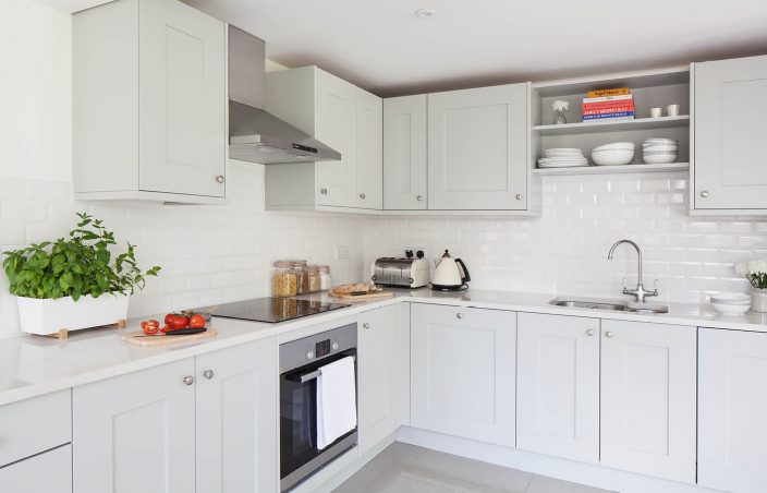 KitchenStoreGrp's tweet image. This calm, contemporary Shaker kitchen is the light and airy heart of the home! 

The traditional in-frame style cabinetry is juxtaposed with glossy white brick tiling to add a more modern touch. 

View more of our projects here: thekitchenstore.co.uk/our-work/our-k…