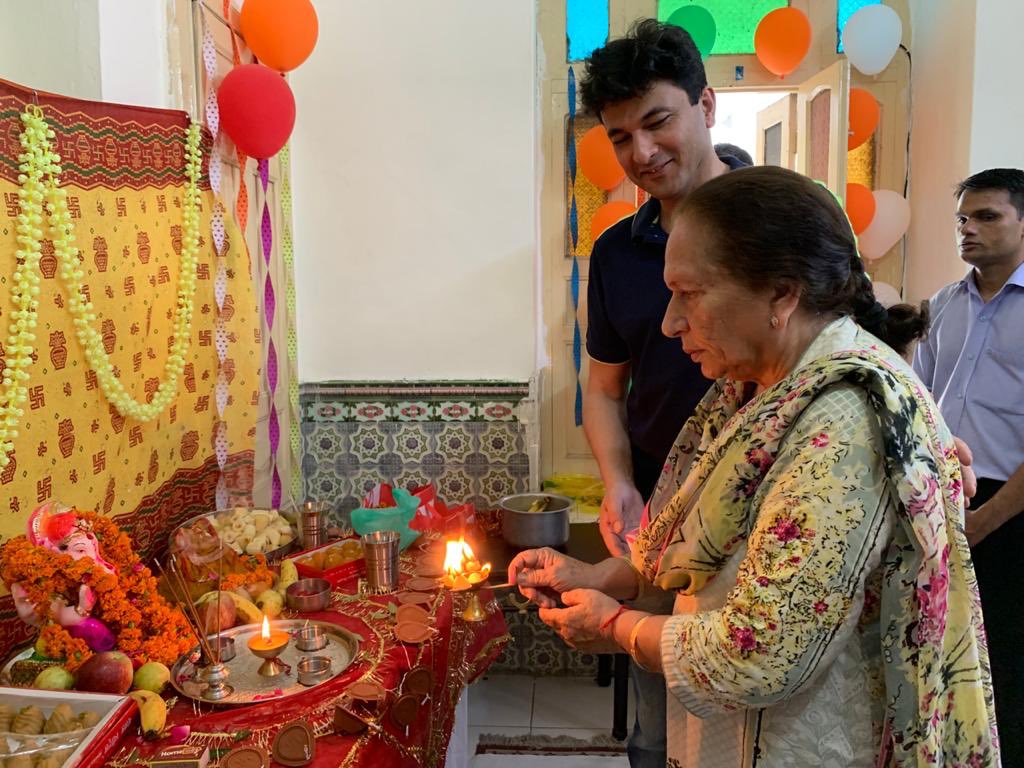 TheVikasKhanna's tweet photo. I've been in Mumbai during Ganesh Puja every year for 11 years.
This year, I want to live it thru #FeedIndia 
Getting ready to host one of our largest food drive #Prasadam to distribute food in &amp; around Mumbai
3 Million+ Meals 
#Hope #Committment #GaneshChaturthi #DetailsSoon https://t.co/bdehK9Ao8x