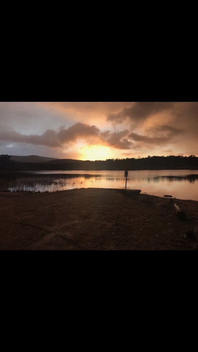SimonWright14's tweet photo. 6 Dambusters took in the sunrise before summiting Invigoration Peak at Dumaresq Dam this morning. Snow was forecast but as yet hasn’t arrived... 9C @ the tea room!
Pics courtesy of a couple of Dambusters. 
@platocean https://t.co/PtYTGBAUHw
