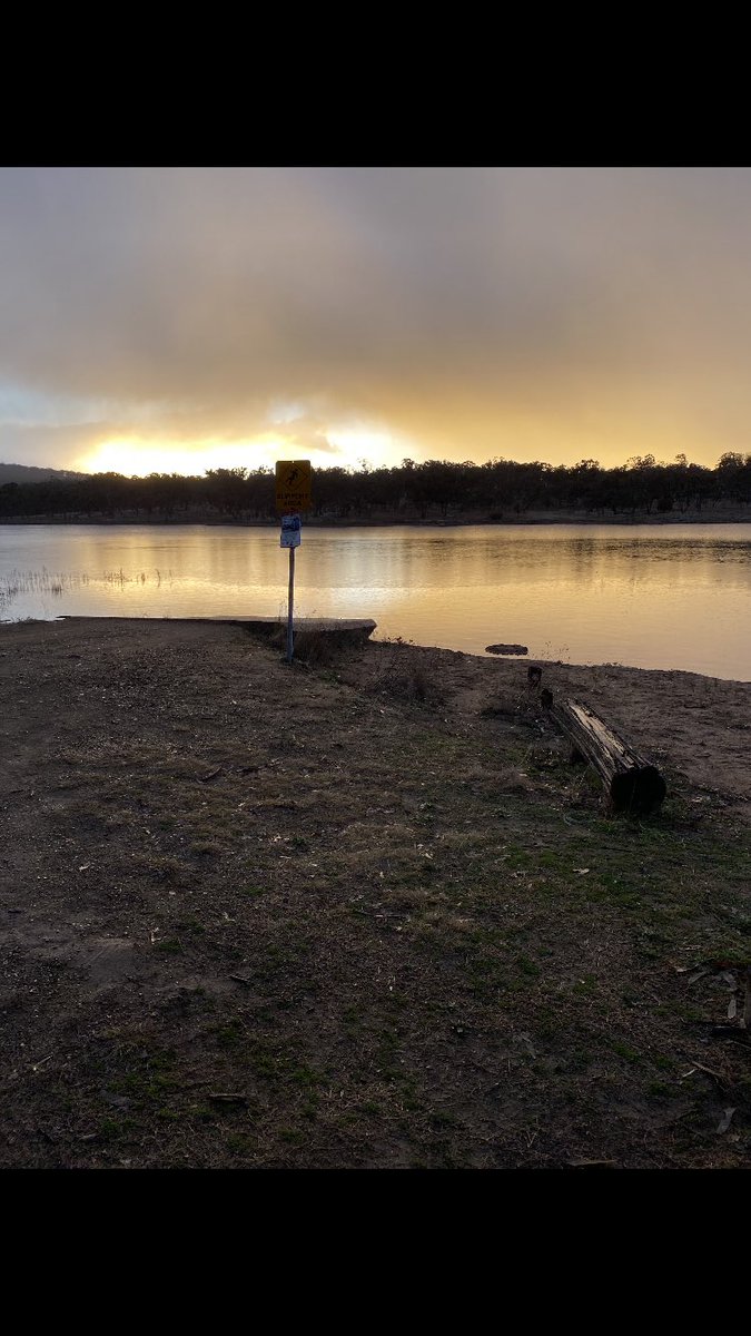SimonWright14's tweet photo. 6 Dambusters took in the sunrise before summiting Invigoration Peak at Dumaresq Dam this morning. Snow was forecast but as yet hasn’t arrived... 9C @ the tea room!
Pics courtesy of a couple of Dambusters. 
@platocean https://t.co/PtYTGBAUHw