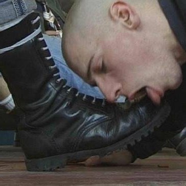تويتر \ Mike على تويتر: "@VoiceOfOBrien First thing i thought of when you said boot licking https://t.co/fxia34iWd7"