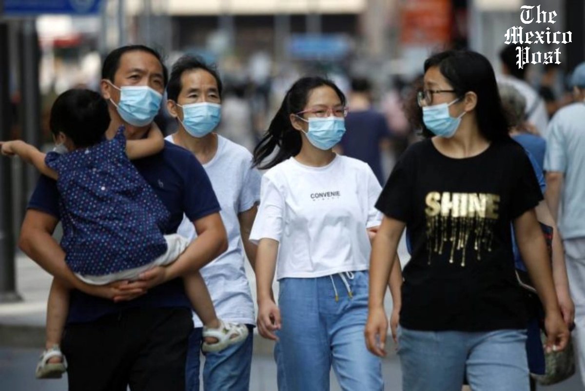 MexicoPost's tweet photo. Las autoridades de salud de #Pekín eliminaron el requisito de que las personas usen mascarillas al aire libre, relajando aún más las #normas destinadas a prevenir la propagación del #coronavirus después de que la ciudad no reportara nuevos casos por 13 días #consecutivos. https://t.co/aRC4Bt8vlY
