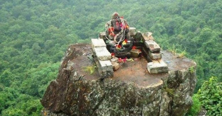 ParveenKaswan's tweet photo. Where the lord #Ganesha sits in calm atmosphere. 1100 year old Ganesha idol in Bastar #forest. The idol, made during the time of Nagvanshi dynasty, is placed atop a ‘dhol’ shaped hill that lies 14 km inside the forest. #GaneshChaturthi https://t.co/jYYYeUUB5k