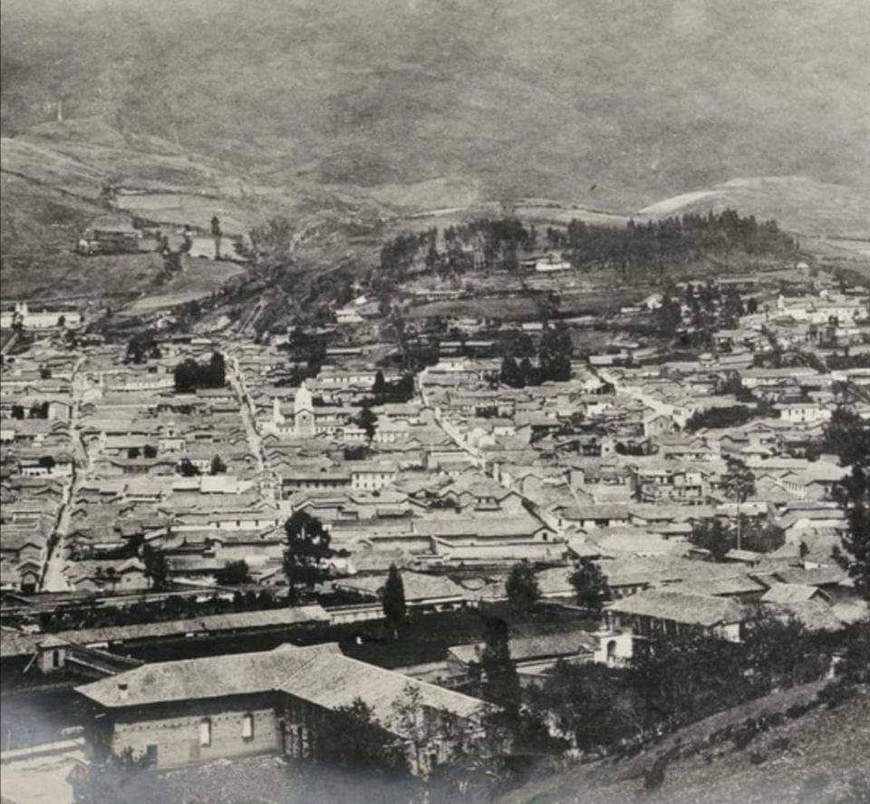 Una panorámica desde el actual parque #Itchimbía hacia el centro de #Quito aproximadamente tomada en 1903. Las laderas del #Pichincha sin árboles ni asentamientos. Logran identificar algo particular? #QuitoDeAntaño
 Foto Hans Meyer