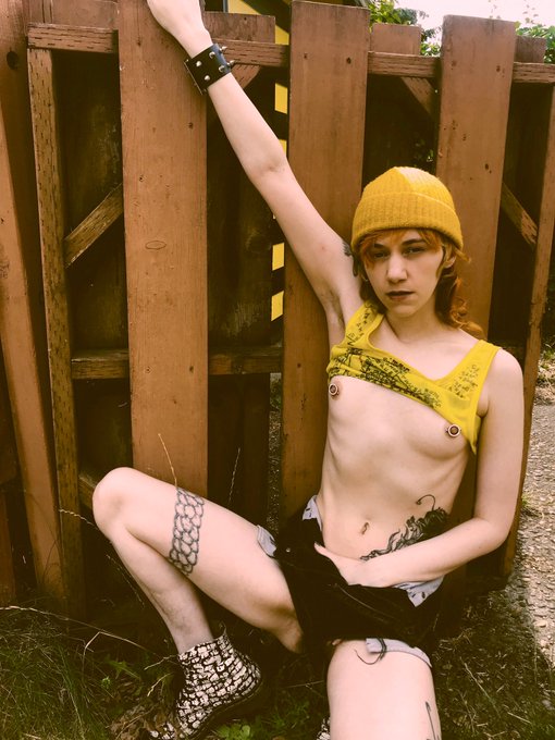 Pssst - I&rsquo;m bored, we should fuck. https://t.co/tyvIrSjL91