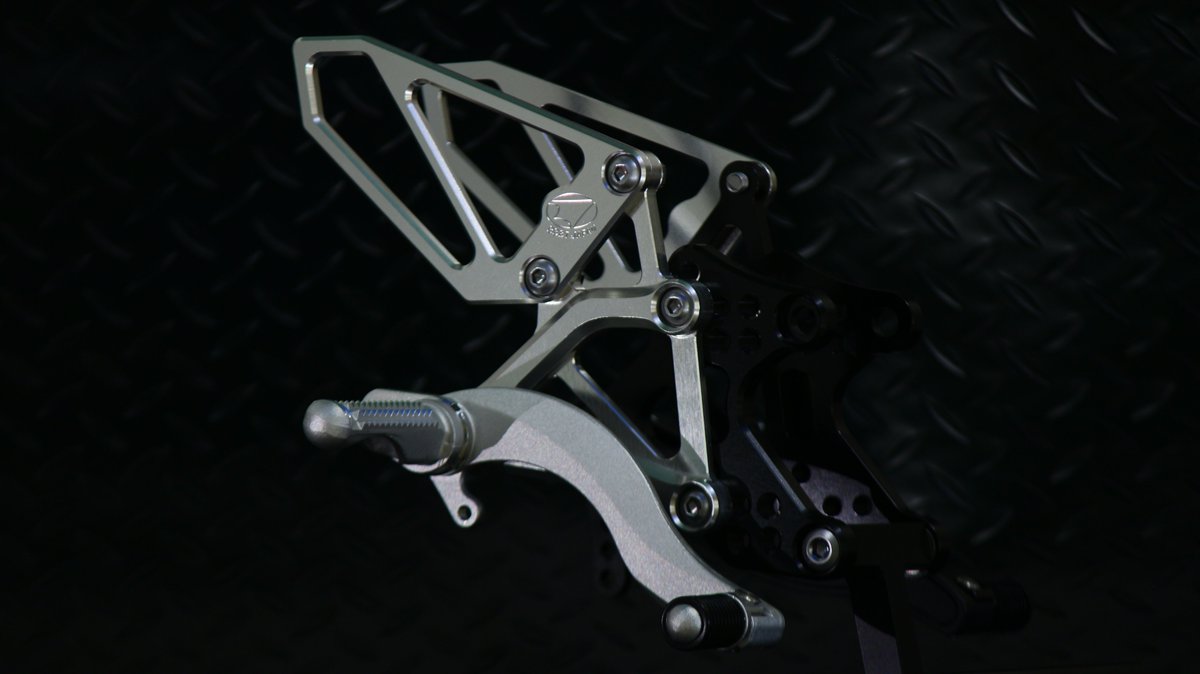 BEETJAPAN1's tweet photo. Kawasaki Ninja ZX-25R用
ハイパーバンク　試作が完成いたしました！
現車での確認でき次第、製品化を行います。
標準カラーラインナップは
シルバー仕様と
ブラック/シルバー仕様を予定しております。
＃BEET　＃Kawasaki　＃ZX25R https://t.co/d70ack265R