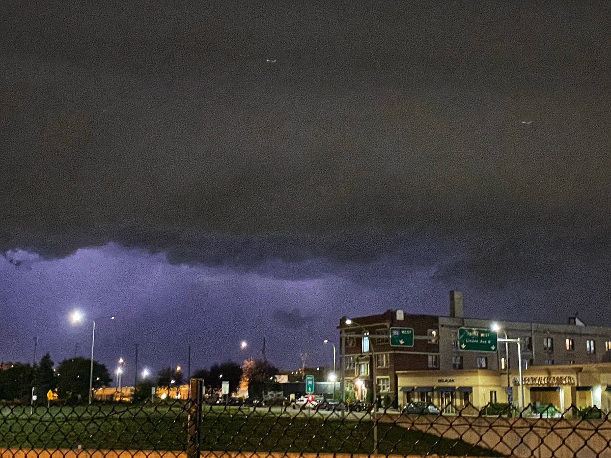 TheMattMaus's tweet photo. Here comes the storm in Downtown West of Minneapolis.  #wcco #mnwx @WCCO https://t.co/kJPxOKRhnW