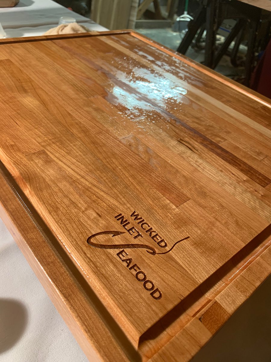 HotBloxx's tweet photo. Wicked Inlet Seafood I had a blast making this for you!!! Thank you for your outstanding service to the Myrtle Beach Area!!!! GREAT SEAFOOD!!! GREAT PEOPLE #wood 
#chef #Food #cuttingboard https://t.co/FecpoYnu4S
