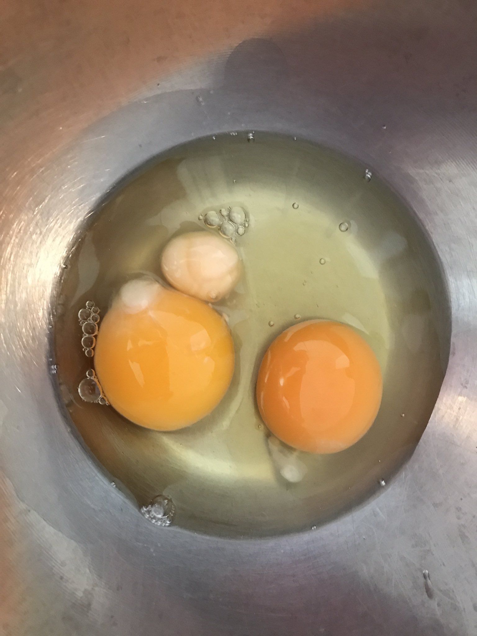 じとめのてつこ 卵割ったら黄身と一緒に謎の白い塊が出てきた なんじゃこれ 箸で触るとすごく固かったので取り除きました 不思議 T Co O0o1lzbstd Twitter