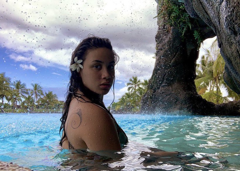 Palomaaaa_P's tweet photo. Je tente aussi du coup #PolynesianTakeOver 🇼🇫🌺🤙🏽 je vous jure ça m’arrive de sourire😭😭😭 https://t.co/e3tsbfTP5x