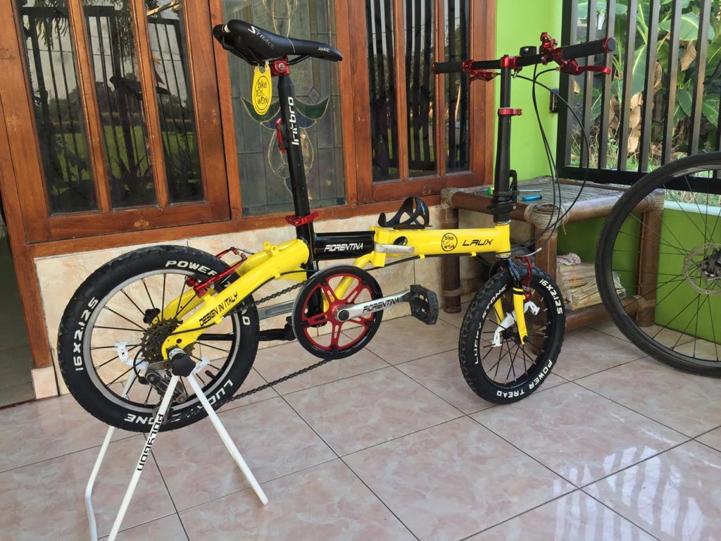 fixedbar15's tweet photo. Wts sepeda lipat Laux fiorentina alloy crank copotan polygon urbano 5 velg ori tapi jari2 upgrade pake jari2 motor saddle universal stang litepro monster handlepost ori boncengan, slebor, ban ama stang ori masih 6jt nego lokasi bojonegoro siap kirim2 minat? +62 823-2920-6292 https://t.co/BpGTpaeF2K