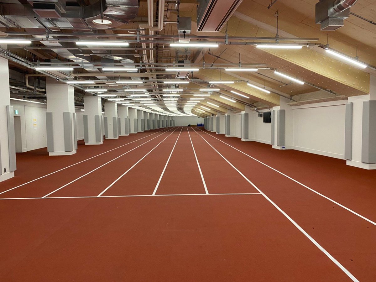 【 #新国立競技場 の様子をお届け】いよいよ明日ここで  #セイコーGGP が開催されます！先日募集した皆さんからのご要望を参考にし、いくつかの投稿で会場の様子をご紹介します1.会場全体2.会場外観3.ウォームアップエリア4.雨天室内走路 #未来へ刻め