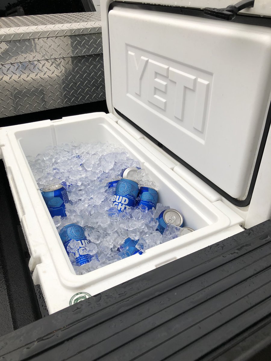brice_daniel722's tweet photo. Hey @PostMalone the beer iced and ready to shot gun!!! Leh go! @budlight https://t.co/QfmqyzZExU