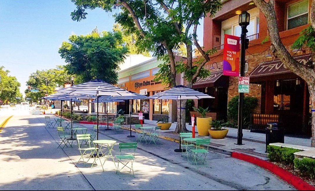 VisitBurbankUSA's tweet photo. Downtown Burbank has closed San Fernando Boulevard to through traffic creating pedestrian-oriented blocks for al fresco outdoor dining. It's the perfect environment to socialize responsibly! #dineburbank #respectcalifornia #bsupportive https://t.co/wJrJpqie0o