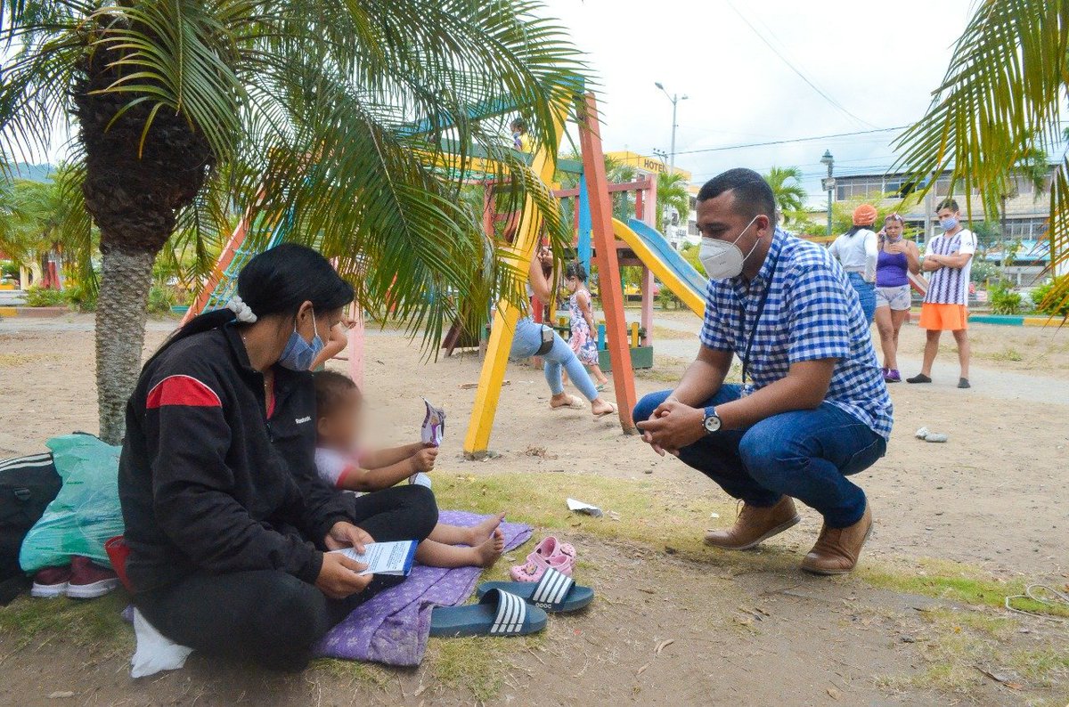 HadathyRodas's tweet photo. Nuestra prioridad es clara: proteger a los más vulnerables, cubriendo sus necesidades. Hoy sumamos esfuerzos con @MIES_Zona1, @cruzrojaecuador y fundaciones de Esmeraldas, para ayudar a una familia en situación de vulnerabilidad en el parque infantil "Roberto Luis Cervantes". https://t.co/PqjEyp0WUY