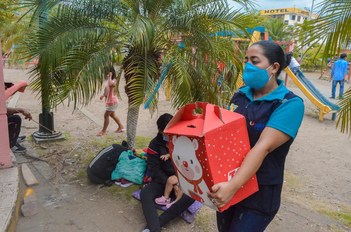 HadathyRodas's tweet photo. Nuestra prioridad es clara: proteger a los más vulnerables, cubriendo sus necesidades. Hoy sumamos esfuerzos con @MIES_Zona1, @cruzrojaecuador y fundaciones de Esmeraldas, para ayudar a una familia en situación de vulnerabilidad en el parque infantil "Roberto Luis Cervantes". https://t.co/PqjEyp0WUY