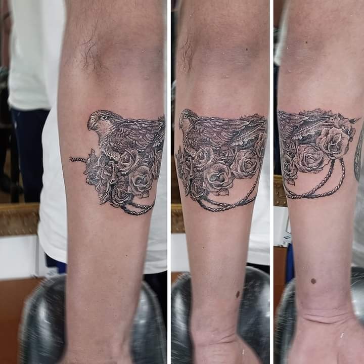 MartinComoglio's tweet photo. Tattoo realizado en #comogliotattooatelier
Tributo de Fede a sus dos abuelas, resumido en su pedido: una cotorra en un nido de rosas, como lazo de su infinito vínculo con ellas, versión puntillista. #dotswork #dotstattoo #cotorra #parrot #rosas #roses #tattoo #tattoolife #inked https://t.co/xvM81gc0o8