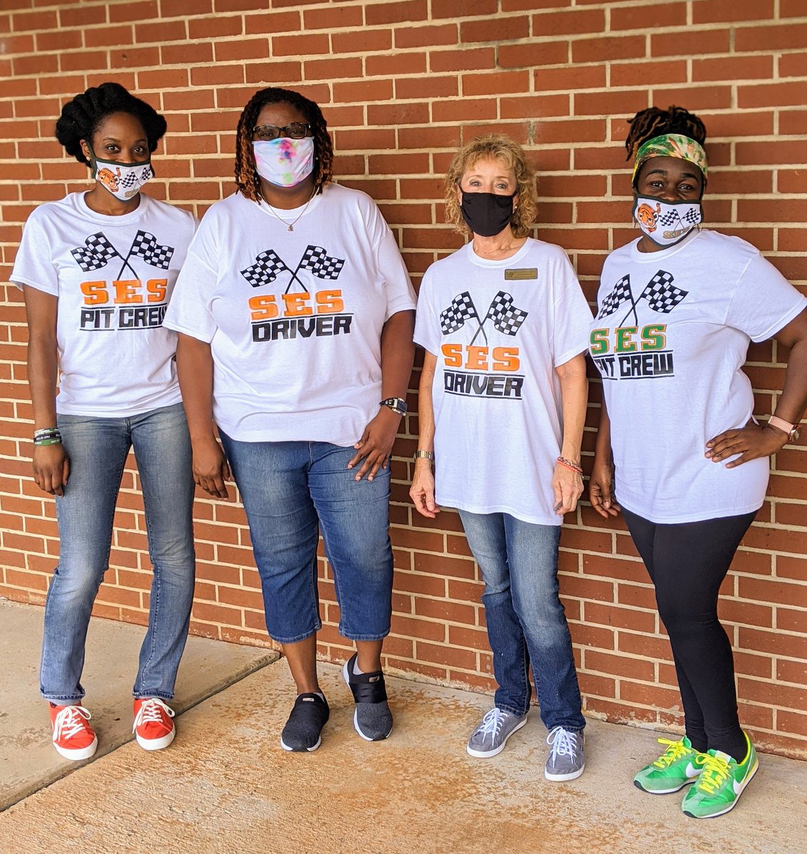 AmberNo43440214's tweet image. @SES_HC media team and counselors worked together today to get 3rd grade resources and devices out. #bettertogetherhenry #simplyexceptionalschool #expectexceptional