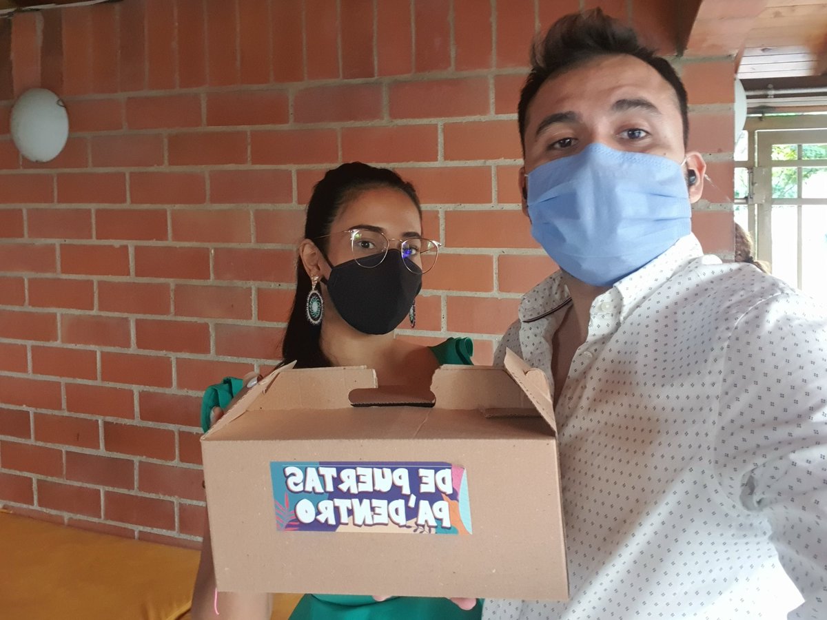 QueDiceLozano's tweet photo. Hoy me llegó el poder, el cargamento, los insumos, la artillería.
Listo pa #Bambazu 
¡Qué viva nuestro pacífico!
@Rmayorga
@AlcaldiaDeCali https://t.co/RH1ponzeqt