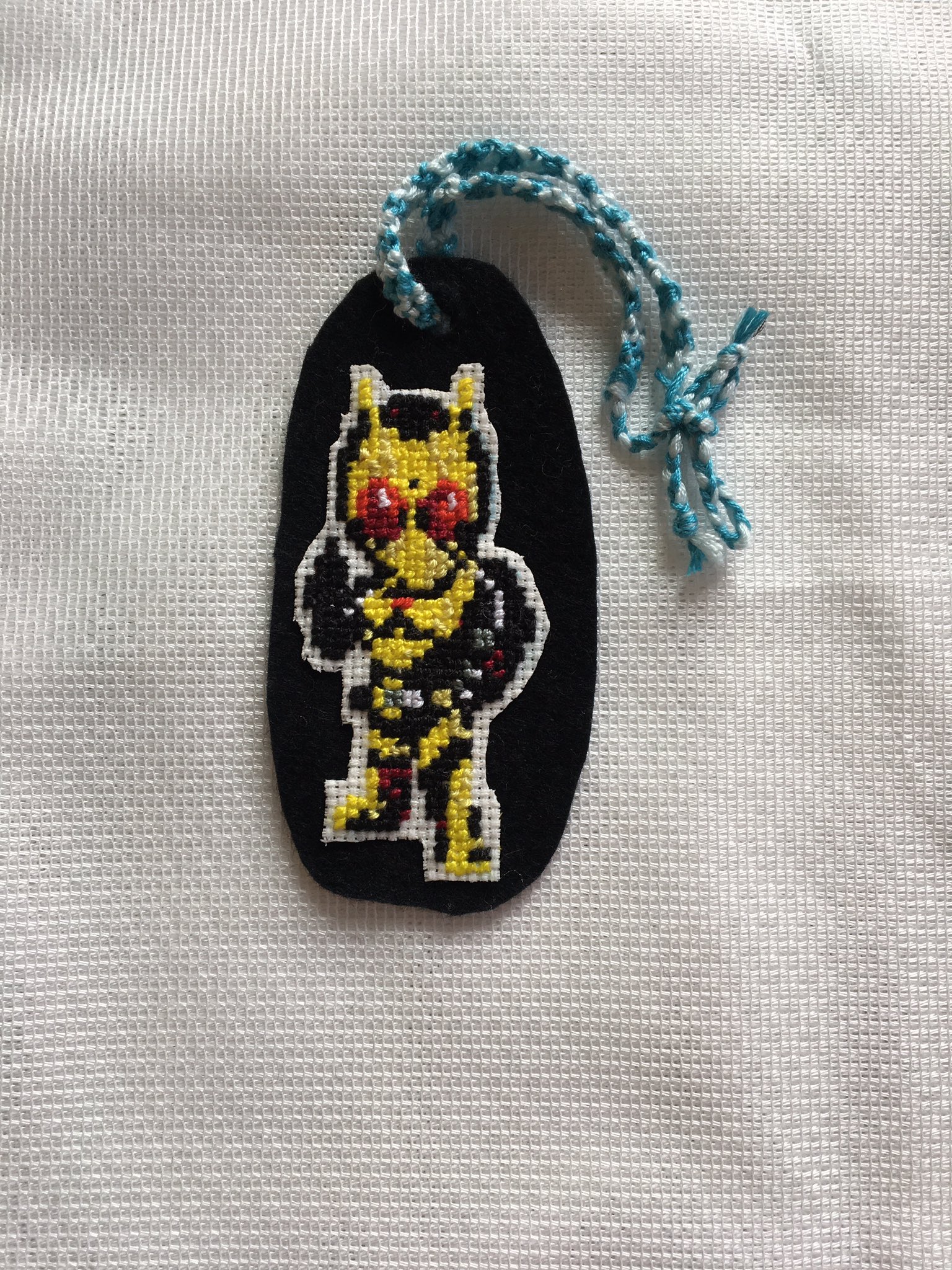 せんべい クロスステッチで刺繍した ゼロワンとプリキュアをネームプレートにしました 裏面は名前を刺繍 ミサンガを初めて作りました ガタガタですが ご愛敬で クロスステッチ 刺繍 ミサンガ ゼロワン プリキュア T Co 63vpes9xiv