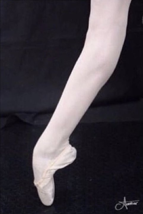 _gurlissues's tweet photo. Nobody: 
Me putting on jeans with rips in them: https://t.co/6TpkJbzRqv