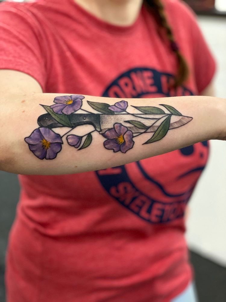Cheerfulanne's tweet photo. Forgot to post my spiffy #newtattoo by @KurtisGibsonArt at @BlackUmbrellArt a month and a half ago, itβs healed now and Iβm still in love π» #wustof #chefknife #flowers #tattoo #tattoos #inkedgirl #inkedgirls https://t.co/ruw5cYGZmb