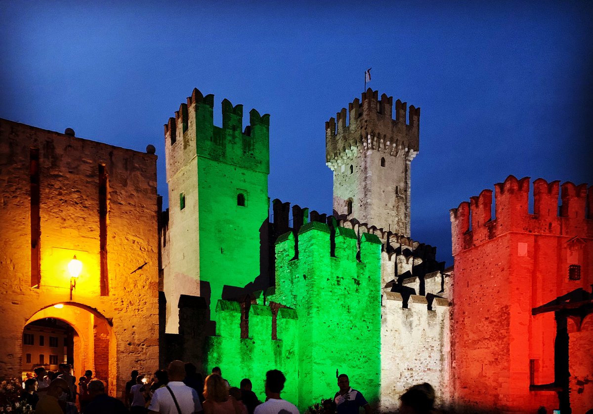 #estateitaliana 🇮🇹❤️ #castelloScaligero #sirmione #ilPiùBelPaeseDelMondo #Italia