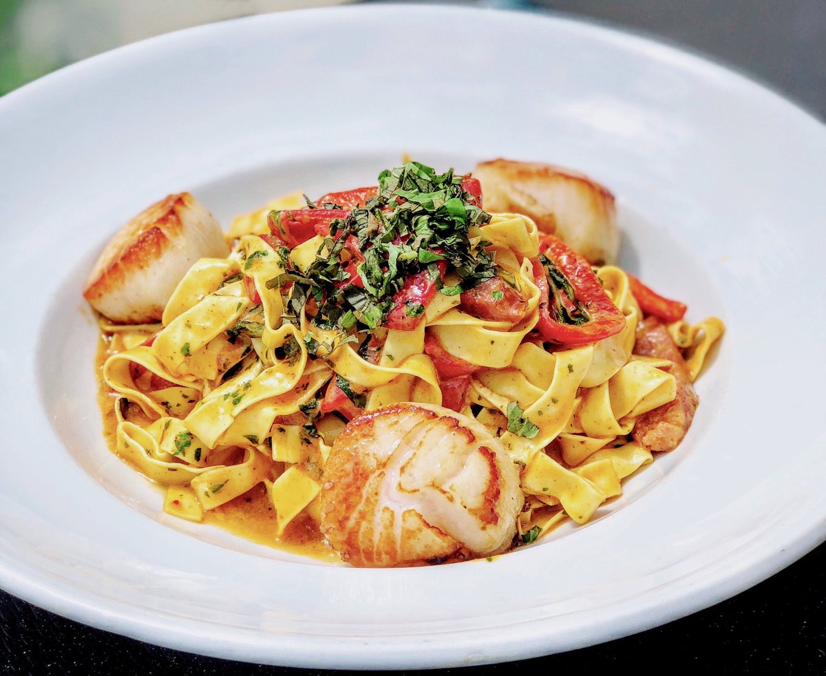 Make a splash with our seared sea scallops over fettuccine 🌊
{ with swiss chard, andouille, piquillo peppers and cajun cream sauce }