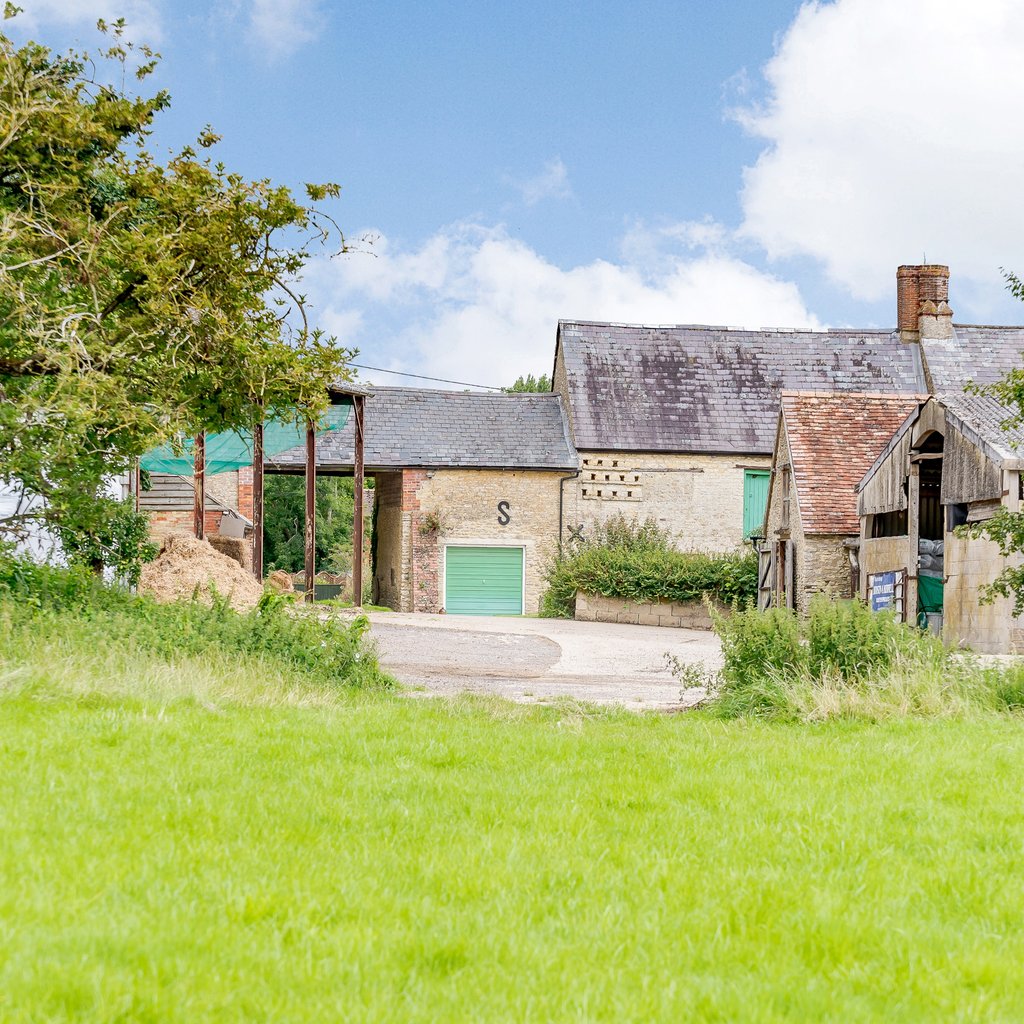 CarterJonas's tweet photo. Hall Farm in #Fringford, #Oxfordshire is an attractive #FarmForSale with an extensive range of traditional buildings in a sought-after village location. Find out more through @CJ_Oxford or on our website: https://t.co/LuKW9j4RHb https://t.co/C2rkUMBs8E