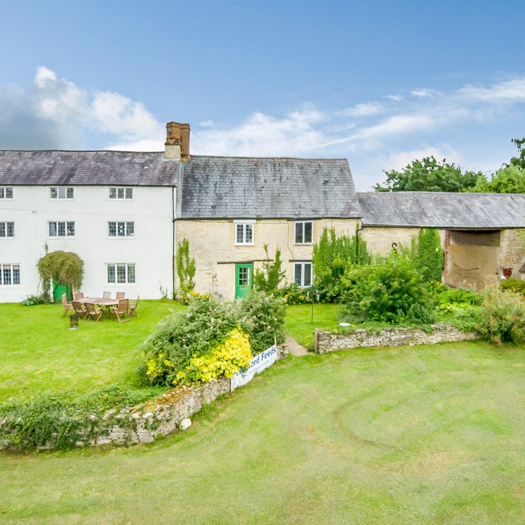 CarterJonas's tweet photo. Hall Farm in #Fringford, #Oxfordshire is an attractive #FarmForSale with an extensive range of traditional buildings in a sought-after village location. Find out more through @CJ_Oxford or on our website: https://t.co/LuKW9j4RHb https://t.co/C2rkUMBs8E