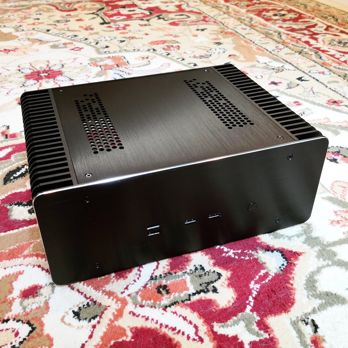 SilentPCs's tweet photo. The @akasa_tech Maxwell Pro is here. Test results and full system availability coming soon.
#miniitx #quietpc https://t.co/l1qpByvbtD