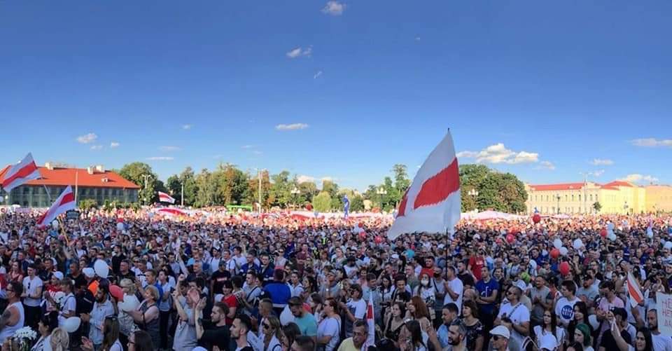 advokat_stupin's tweet image. Белорусы - вы фантастические! Лукашенко был вынужден сбавить ход репрессий и дать людям занять площадь перед правительством (в Москве ему посоветовали хабаровский сценарий). Вы только посмотрите сколько людей вышло, а милиция опустила щиты!
#Беларусь