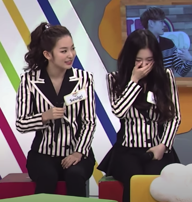 seulgi's habit of touching irene's thigh/waist: a thread