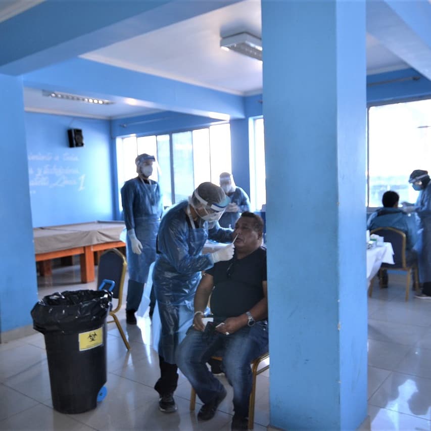red_alto's tweet photo. Hoy la Red Atención Primaria Salud Municipal #AltoHospicio, llevó a cabo el operativo de toma muestra exámenes PCR a trabajadores👷♂️empresa transporte urbano Línea 1 comuna #AltoHospicio.🚎
#atenciónprimaria
#MAHOSPICIO
#QuédateEnTuCasa
#EntreTodosNosCuidamos
#RespetaLaCuarentena https://t.co/YCtTpvx08T
