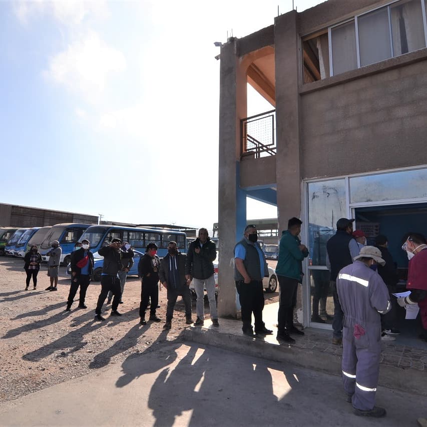red_alto's tweet photo. Hoy la Red Atención Primaria Salud Municipal #AltoHospicio, llevó a cabo el operativo de toma muestra exámenes PCR a trabajadores👷♂️empresa transporte urbano Línea 1 comuna #AltoHospicio.🚎
#atenciónprimaria
#MAHOSPICIO
#QuédateEnTuCasa
#EntreTodosNosCuidamos
#RespetaLaCuarentena https://t.co/YCtTpvx08T