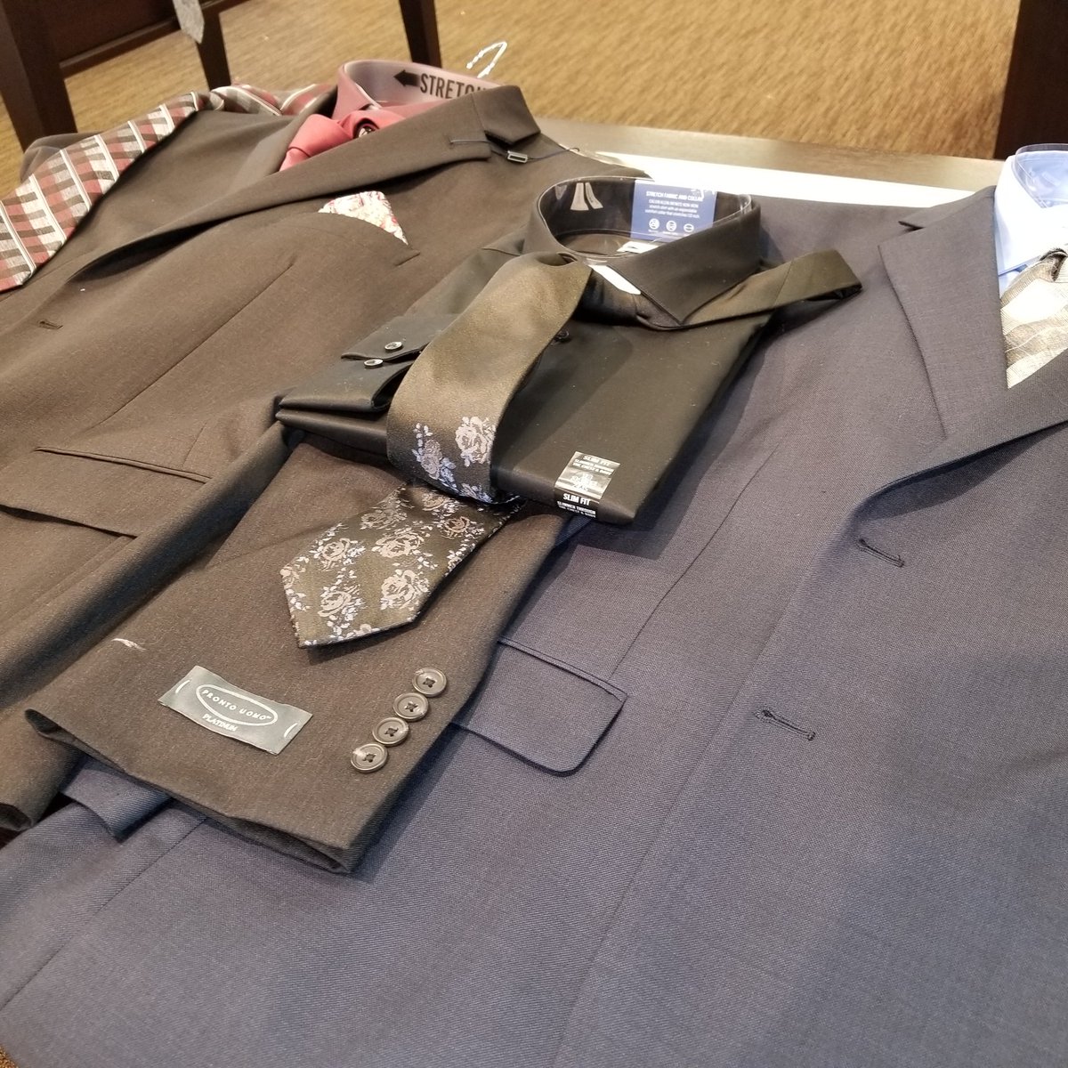 RBellPhotos's tweet image. Out buying suits for life&apos;s different occasions. #Senior2021Ready #CollegePrepReady #JobInterviewReady @JoshuaPhelps34