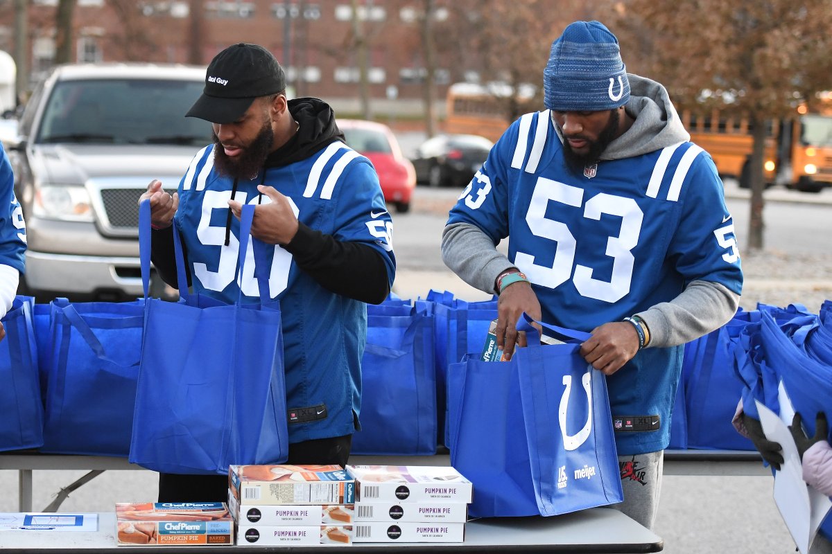 ColtsLife's tweet photo. This weekend, safely serve your community by making a mask, donating to a local food pantry or thanking an essential worker!
Check out more ways you can huddle at home during #ColtsCamp at https://t.co/ZhYbcgkMlD! https://t.co/JhSU4XNvXJ
