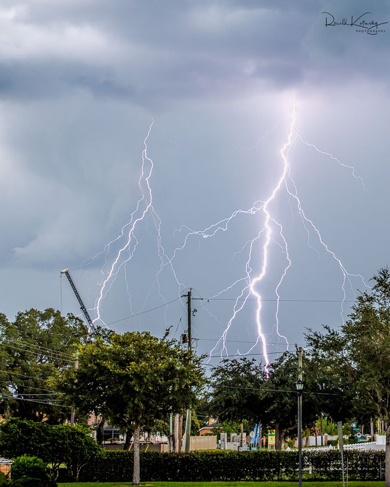PaulFox13's tweet photo. Couple of random thunderstorms this afternoon. Below average coverage for mid-August. This one in Valrico has already rained itself out. 📷 Ronald Kotinsky https://t.co/sxVHHz39V5