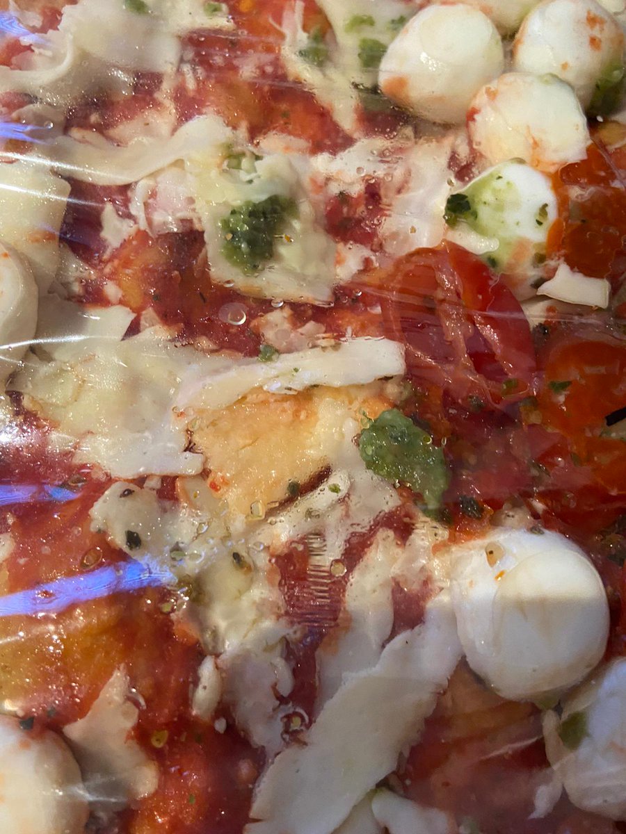Geeorrgaa98's tweet photo. @AldiUK Didnt expect chicken on my vegetarian pizza 🤔🤔 https://t.co/wuTmE9oZ4u