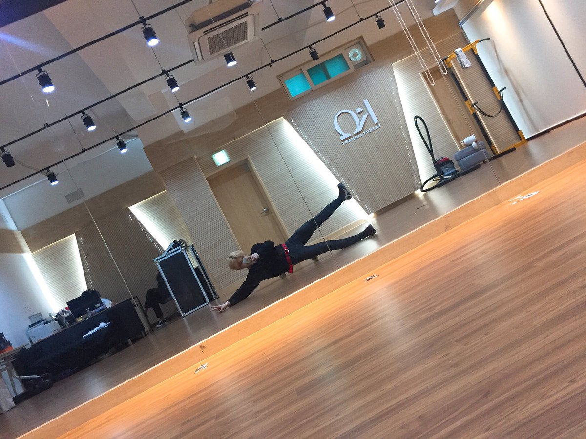ateez and their mirror selfies; a thread ♡